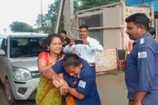CLASHES BETWEEN FEMALE STAFF AND JAWAN WIFE