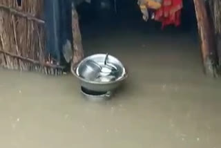 बगहा के कई घरों में घुसा बरसात का पानी