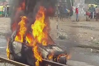 moving car caught fire in Faridabad