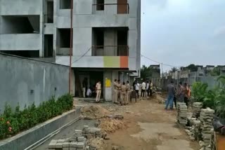 2-people-died-and-4-people-injured-due-to-lift-collapse-in-surat