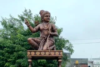अयोध्या हाईवे पर लगी श्रीराम की मूर्ति .
