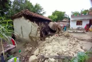 बारिश के कारण कच्चे मकान की दीवार गिरी
