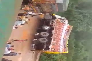 Shivpuri fourlane highway Suddenly the truck overturned
