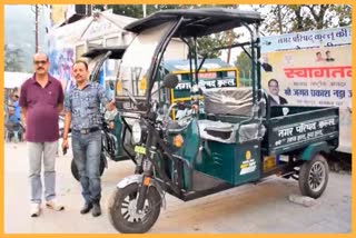 E rickshaw in International Kullu Dussehra