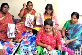 Woman protest in front of husband house  protest in front of husband house for justice  Tumkur woman protest for justice  ಹೆಣ್ಣ ಹೆತ್ತ ತಾಯಿಯ ಆರೋಪ  ಮಹಿಳೆಯೊಬ್ಬರು ಪತಿ ಮನೆ ಎದುರು ಪ್ರತಿಭಟನೆ  ಶ್ರೀಶೈಲ ಆಗ್ರೋ ಇಂಡಸ್ಟ್ರೀಸ್​ನ ಮಾಲೀಕ  ಬೆಂಗಳೂರಿನ ಮಹಾಲಕ್ಷ್ಮಿ ಲೇಔಟ್  ಮಹಿಳೆಗೆ ಸ್ಥಳೀಯ ದಲಿತ ಸಂಘಂಟನೆಗಳು ಸಾಥ್