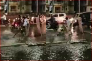 Female Police Cleaned Drainage