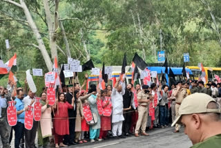 Smriti Irani shown black flags by Congress workers in Himachal