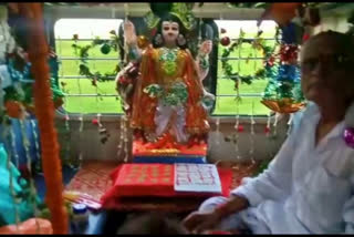 Twenty Five year old tradition of worshipping Lord Vishwakarma on running train