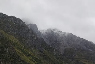 Badrinath receives snowfall causing difficulties for devotees