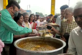 बीजेपी दिल्ली की नेता बरखा सिंह ने भंडारा खिलाया