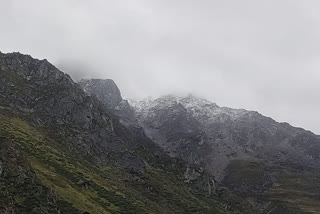 Snowfall occurred on the hills of Badrinath