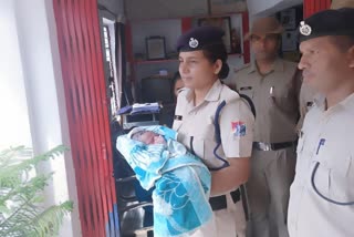 woman-gives-birth-to-baby-girl-in-train-in-satna-