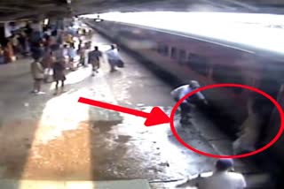 Itarsi Railway Station RPF constable saved Passenger life