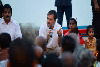 Bharat Jodo Yatra  Rahul Gandhi interacts with fisher folk Alappuzha  Bharat Jodo Yatra Alappuzha  ഭാരത് ജോഡോ യാത്ര  രാഹുല്‍ഗാന്ധി  ആലപ്പുഴ വാടയ്‌ക്കല്‍  രാഹുല്‍ഗാന്ധി മത്സ്യത്തൊഴിലാളികളുമായി ചര്‍ച്ച