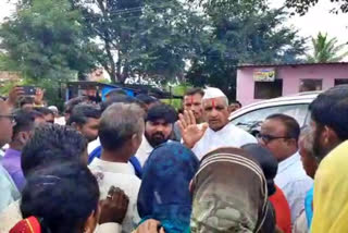 women angry on bjp mla  BJP MLA Mahadevappa Yadav in Belgaum  No development work in Ramdurg taluk  ಬಿಜೆಪಿ ಶಾಸಕ ಮಹಾದೇವಪ್ಪ ಯಾದವಾಡಗೆ ತರಾಟೆ  ಬಿಜೆಪಿ ಶಾಸಕ ಮಹಾದೇವಪ್ಪ ಯಾದವಾಡ  ಮಹಿಳೆಯರು ತರಾಟೆಗೆ ತೆಗೆದುಕೊಂಡ ಘಟನೆ  ರಾಮದುರ್ಗ ‌ತಾಲೂಕಿ‌‌ನ ಚಿಕೊಪ್ಪ ಕೆಎಸ್ ಗ್ರಾಮ