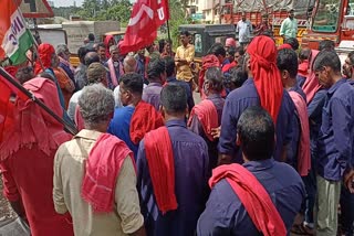 trade union organization protest Kozhikode  സംയുക്ത ട്രേഡ് യൂണിയൻ സംഘടനകൾ പ്രതിഷേധത്തിൽ  സംയുക്ത ട്രേഡ് യൂണിയൻ സംഘടനകൾ  Kozhikode combined trade union organizations  കെ ഇ ആർ എന്‍റർപ്രൈസസ്  k e r enterprises  kerala latest news  malayalam latest news  മലയാളം വാർത്തകൾ  കേരള വാർത്തകൾ  ചുമട്ടു തൊഴിലാളികൾ  ലോഡ് ഇറക്കാൻ അനുവാദം