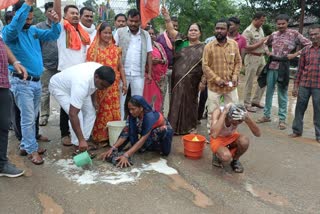 unique protest against bad road in Kanker