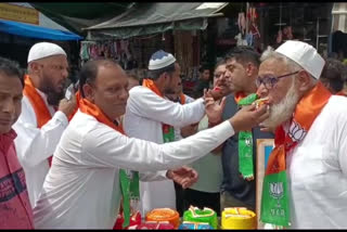 وزیراعظم نریندر مودی کے جنم دن کے موقع پربی جے پی اقلیتی مورچہ کی جانب غرباء میں کیک تقسیم