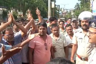 protest-against-blue-white-school-uniform-at-fanindradev-school-in-jalpaiguri