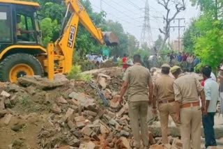 wall collapse in noida sector 21