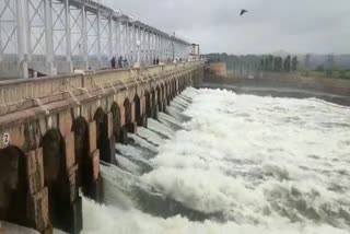 four times more Cauvery water released  Cauvery water released to tamilnadu  scheduled by karnataka government  karnataka government  Cauvery water released  Cauvery Tribunal judgment  Water Management Authority  latest news in bengaluru  കര്‍ണാടകയില്‍ അതിതീവ്ര മഴ  അധിക ജലം തമിഴ്‌നാട്ടിലേയ്‌ക്ക്  കാവേരി നദി കരകവിഞ്ഞൊഴുകി  കര്‍ണാടക സര്‍ക്കാര്‍  ബിലിഗുണ്ട്‌ലൂ ജലസംഭരണി  കാവേരി ട്രൈബ്യൂണല്‍ ഉത്തരവില്‍ പറയുന്നു  പരാതിയില്ലാതെ തമിഴ്‌നാട്  തുറന്ന് വിട്ടത് മൂന്നിരട്ടി അധിക ജലം  ബെംഗളൂരു ഏറ്റവും പുതിയ വാര്‍ത്ത  ഇന്നത്തെ പ്രധാന വാര്‍ത്ത