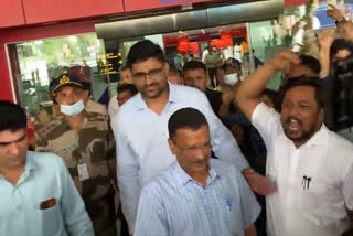 AAP national convener Arvind Kejriwal greeted Modi Modi chants at Vadodara airport