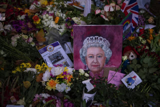 Queen Elizabeth II,Queen Elizabeth II laid to rest at Windsor,Queen Elizabeth II funeral,ರಾಣಿ ಅಂತ್ಯಕ್ರಿಯೆ ನೇರಪ್ರಸಾರ,ಬ್ರಿಟನ್ ಮಹಾರಾಣಿ 2ನೇ ಎಲಿಜಬೆತ್,ಎಲಿಜಬೆತ್ ಅಂತ್ಯಸಂಸ್ಕಾರ,ಇಗ್ಲೆಂಡ್​ನ ರಾಜ ಸಂಪ್ರದಾಯ,ಬಕ್ಕಿಂಗ್ ಹ್ಯಾಮ್ ಅರಮನೆ,ರಾಣಿಯ ಅಂತಿಮ ಯಾತ್ರೆ