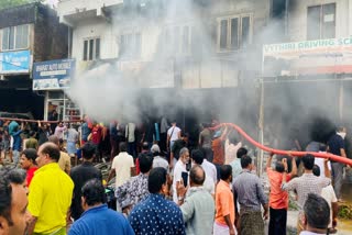 Vythiri fire  വൈത്തിരിയിൽ കടകൾക്ക് തീപിടിച്ചു  Shops caught fire in Vaithiri  പെയിന്‍റ് കടയിൽ തീപിടിച്ചു  വയനാട് തീപിടുത്തം  വയനാട് കടകൾക്ക് തീപിടിച്ചു  മലയാളം വാർത്തകൾ  കേരള വാർത്തകൾ  malayalam latest news  kerala latest news  A fire broke out in the paint shop in wayanad  Wayanad shops caught fire  കത്തിനശിച്ചു