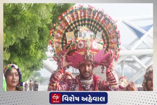 ખેલૈયા ગ્રુપની કમળ આકારની પાઘડી અને પીએમ મોદીની તસવીર, નવરાત્રિમાં ખીલ્યું કમળ