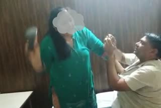 पत्नी ने पति की चप्पलों से पीटा.