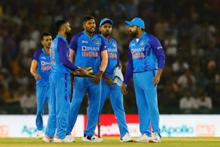 Australia beat India by 4 wickets in 1st T20I