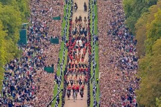 people lined up to see queen  coffin