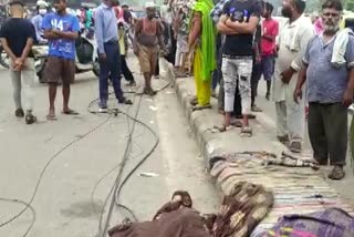 peeding-truck-runs-over-6-people-sleeping-on-divider-in-seemapuri-4-killed