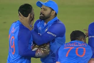 IND VS AUS  Rohit Sharma Chokes Dinesh Karthik  Dinesh Karthik  Rohit Sharma  കാര്‍ത്തികിന്‍റെ കഴുത്തിന് പിടിച്ച് രോഹിത് ശര്‍മ  രോഹിത് ശര്‍മ  ദിനേശ് കാര്‍ത്തിക്  ഉമേഷ്‌ യാദവ്  umesh yadav  ഇന്ത്യ vs ഓസ്‌ട്രേലിയ