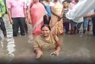 Mahagama MLA stages protest by taking bath in mud water