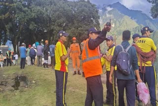 sdrf-rescues-kailash-yatra-pilgrims-stranded-in-dharchula-due-to-bad-weather