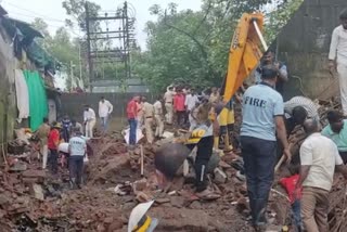 railway station wall collapses