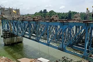 collapsed beams in koolimad bridge  kozhikode koolimad bridge  koolimad bridge beams  removed to thottumukkam crusher  thottumukkam crusher  koolimad bridge latest updations  kozhikode koolimad  latest news in koolimad  തകര്‍ന്നുവീണ ബീമുകള്‍ നീക്കം ചെയ്‌തു  കൂളിമാട് പാലം  പരിശേധിക്കാന്‍ വിദഗ്‌ധ സംഘമെത്തുന്നു  കൂളിമാട് പാലത്തിന്‍റെ ബീമുകള്‍  തോട്ടുമുക്കത്തെ ക്രഷറുകളിലേക്ക് മാറ്റി  ബീമുകൾ നീക്കുന്ന പ്രവര്‍ത്തനം പൂർത്തിയായി  എൻഗേഡറുകൾ സ്ഥാപിച്ച് ബീമുകൾ താങ്ങി നിർത്തി  ചാലിയാര്‍ പുഴയില്‍ ജലനിരപ്പ്  വിദഗ്‌ധസംഘം വെള്ളിയാഴ്‌ച സ്ഥലത്തെത്തും  കൂളിമാട് പാലം ഏറ്റവും പുതിയ വാര്‍ത്ത  കോഴിക്കോട് ഇന്നത്തെ പ്രധാന വാര്‍ത്ത