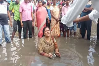 MLA stages protest by taking bath in mud water  റോഡിലെ കുഴിയിൽ കുളിച്ചുകൊണ്ട് പ്രതിഷേധം  ചെളിവെള്ളത്തിൽ കുളിച്ച് പ്രതിഷേധിച്ച് വനിത എംഎൽഎ  ജാർഘണ്ഡ് എംഎൽഎയുടെ പ്രതിഷേധം  മഹാഗാമ എംഎൽഎയായ ദീപിക പാണ്ഡെ  Mahagama MLA Deepika Pandey  നിഷികാന്ത് ദുബെ  Nishikant Dubey  MLA Deepika Pandey Singh staged a unique protest