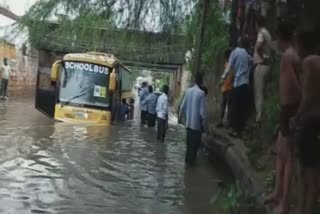 अंडरपास के पानी में फंसी स्कूल बस