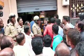 tamil-nadu-police-were-locked-by-locals