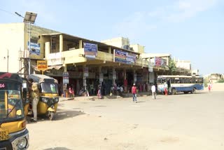 Bus stand  Bus stand closed  non payment of rent  Kadapa  Andhra pradesh  RTC Bus  Kadapa Municipality  ആന്ധ്രാപ്രദേശ്‌ ആര്‍ടിസി  ആന്ധ്രാപ്രദേശ്‌  സ്‌റ്റാന്‍ഡില്‍ നിന്ന് ഇറക്കിവിട്ട്  കടപ്പ നഗരസഭ  നഗരസഭ  കടപ്പ  വാടക നൽകാത്തതിനെ തുടർന്ന്  വാടക മുടങ്ങി  എപിആര്‍ടിസി  ബസ്‌ സ്‌റ്റാന്‍ഡ് അടച്ചുപൂട്ടി  മുഖ്യമന്ത്രി  ആര്‍ടിസി സംസ്ഥാന ചെയർമാന്‍  ബസ്സുകള്‍  വാടക