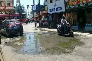 Thampanoor Manjalikkulam road  gutter in Thampanoor Manjalikkulam road  Ward councilor protest on road  thampanoor ward councilor  റോഡിൽ വാർഡ് കൗൺസിലറുടെ പ്രതിഷേധം  തമ്പാനൂർ മാഞ്ഞാലിക്കുളം റോഡ്  കേരള റോഡ് ഫണ്ട് ബോർഡ്  സ്‌മാർട്ട് സിറ്റി റോഡ് പൊട്ടിപ്പൊളിഞ്ഞു  തിരുവനന്തപുരം റോഡ് ശോചനീയാവസ്ഥ  റോഡിൽ മലിനജലം