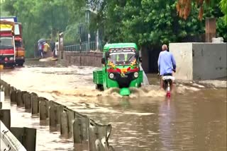 heavy rains lashing in delhi