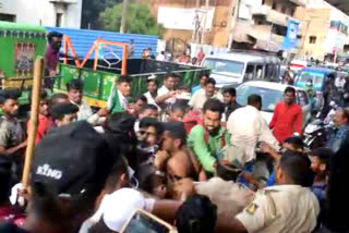 PFI protester attack  PFI protester attack on Young man  NIA raid on PFI  protester attack on Young man in Bellary  ಯುವಕನ ಮೇಲೆ PFI ಪ್ರತಿಭಟನಾಕಾರರ ಹಲ್ಲೆ  ಬಳ್ಳಾರಿಯಲ್ಲಿ ಯುವಕನ ಮೇಲೆ PFI ಪ್ರತಿಭಟನಾಕಾರರ ಹಲ್ಲೆ  ಎನ್ಐಎ ದಾಳಿ ವೇಳೆ ಪಿಎಫ್ಐ ಮುಖಂಡರನ್ನು ವಶ  ಕಾರ್ಯಕರ್ತರು ದಿಢೀರ್ ಪ್ರತಿಭಟನೆ