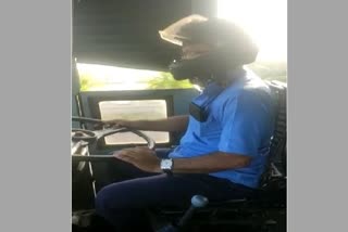 PFI hartal KSRTC driver wear helmet while driving to save him from stone pelting