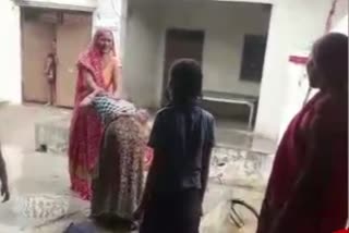 Mother and daughter beaten a woman in street