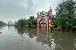 علی گڑھ میں موسلادھار بارش سے عام زندگی مفلوج ،لوگ نقل مکانی پر مجبور