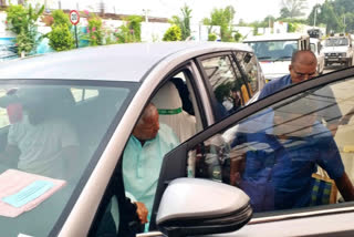 Lalu Yadav along with Nitish Kumar and Tejashwi Yadav leave for Delhi to meet Congress Prez