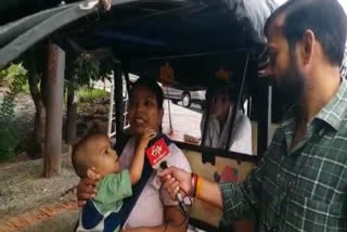 Single mother drives E-rickshaw with son in Noida